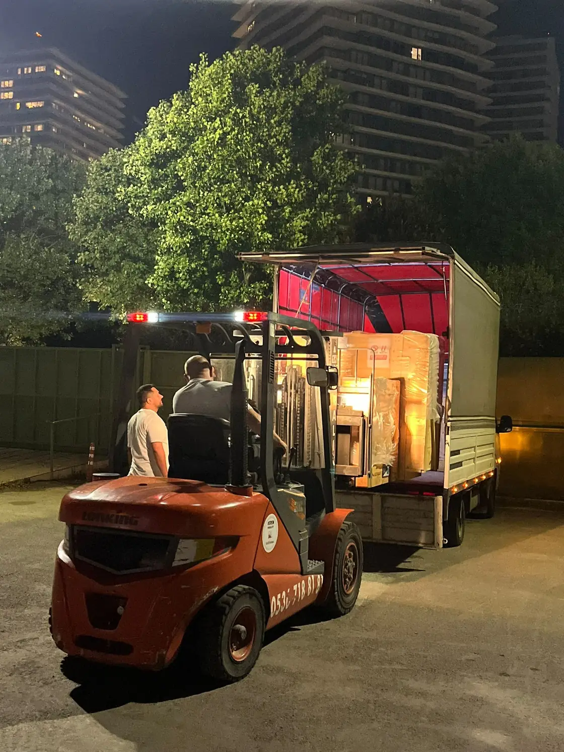 Bakır Nakliyat aracına gece sevkiyatında forklift ile paletli yük yükleniyor
